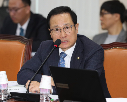 15일 오전 국회에서 열린 국방위원회 국정감사에서 더불어민주당 홍영표 원내대표가 발언하고 있다.   [사진=연합뉴스]